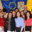 Ambasadorul Germaniei în mijlocul elevilor răsplătiţi cu diplome