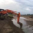 Ieri s-a intervenit de urgenţă pentru a repara digul afectat de inundaţii