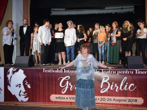 Trupa „Difainii”, câștigătoarea trofeului celei de-a VIII-a ediţii a Festivalului Internaţional de Teatru pentru Tineret „Gr. V. Birlic”, și Cezara Dafinescu