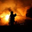 Casă mistuită de flăcări, într-un incendiu izbucnit de la un coș de fum neizolat