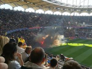La partida România - Serbia, ultraşii români au aprins torţe şi, la final, au pătruns pe teren. Foto: cotidianul.ro