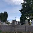 Lucrările de refacere a gardului Cimitirului Pacea, blocate de neseriozitatea constructorului