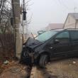 Autoturismul Seat a fost grav avariat, după ce a intrat în stâlpul din beton