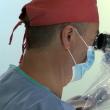 Dr. Anatolii Buzdugan, în sala de operaţie, în timpul unei intervenţii chirurgicale sub microscop