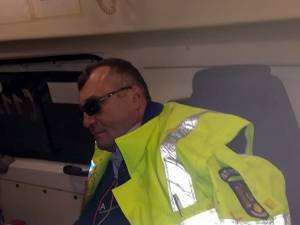 Șeful de post Vasile Grumăzescu, în ambulanță, după agresiune