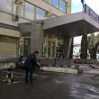 Câţiva poliţişti au făcut curat în parcare și în fața sediului Poliției municipiului Suceava