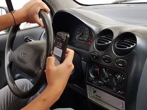 Telefonul mobil ţinut în mână la volan vă poate lăsa foarte uşor fără permis