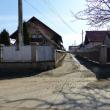 Intrarea extrem de îngustă de pe strada Florilor