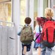 Preșcolarii și elevii din clasele primare merg la școală