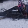 Un autotren scăpat de sub control s-a răsturnat peste un autoturism