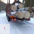 Mașina de mare tonaj încărcată cu lemne a fost însoțită la sediul Cantonului Silvic Hașca