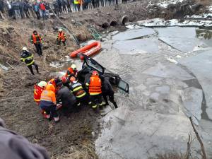 Autoturismul a fost scos la suprafață, iar în interior s-au găsit trupurile neînsuflețite ale bunicului şi nepoatei