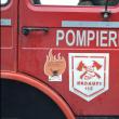 Un autoturism a fost distrus după un incendiu care a mistuit și un garaj