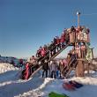 Sport și distracție la munte pe pârtie pentru tinerii ATOS: sanie, tubbing și ski