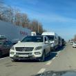 Imagini din Ucraina: cozi și mașini abandonate
