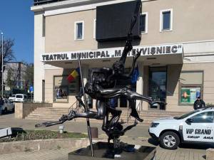Cea mai recentă lucrare a sculptorului Ion Mândrescu, expusă în fața Teatrului „Matei Vișniec” din Suceava