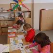 Elevii și preșcolarii revin luni la școală