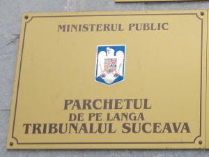 Procurorii Parchetului de pe lângă Tribunalul Suceava au dispus reținerea pentru 24 de ore în arest a unui medic și a alte trei cadre medicale