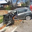 Mașina a intrat într-un cap de pod