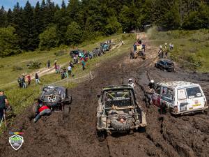 Mii de spectatori, mașini spectaculoase și adrenalină, muzică, transmisii live și show de lumini, la Off Road Max Bucovina