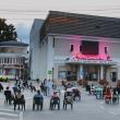 Spectacolul-concert „Pisici pe acoperiș” va avea loc în sensul giratoriu din fața teatrului