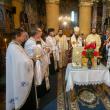Pomenirea victimelor pandemiei în cadrul unei slujbe oficiată de un sobor de zece preoți, în frunte cu episcopul-vicar Damaschin Dorneanul