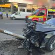 Mașina s-a izbit violent într-un stâlp