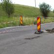 O bucată mare de carosabil s-a surpat