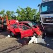 Femeie prinsă între fiarele contorsionate ale unei mașini lovite de un tir