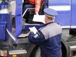 Autotren cu lemn, confiscat după ce s-a demonstrat că încărcătura este alta față de cea din acte