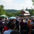 Străvechea bisericuță Mănăstioara, înconjurată de credincioșii veniți la marea sărbătoare ”Schimbarea la Față”