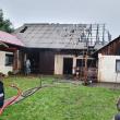 Anexă aflată între două case, în flăcări după ce a fost lovită de trăsnet