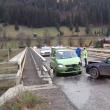 Podul de pe care a fost îmbrâncită fata şi cele două maşini avariate
