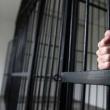 A intrat peste un rival în casă și l-a înjunghiat, iar acum trebuie să stea ani grei la pușcărie