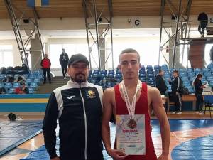 Antrenorul Andrei Bolohan alături de sportivul Alin Capră
