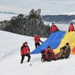 Niculai Barbă alături de echipa Salvamont care a arborat Drapelul Național pe vârful Rarău