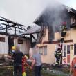 Casa unei tinere familii cu doi copii mici, distrusă de un incendiu pornit din șură