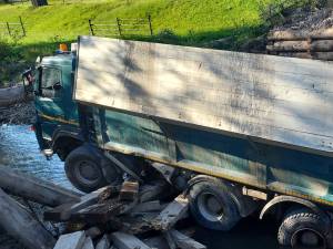 Un camion a ajuns în râul Moldova după ce podul de lemn pe care-l traversa s-a rupt