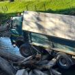 Un camion a ajuns în râul Moldova după ce podul de lemn pe care-l traversa s-a rupt