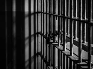 O prostituată, concubinul și încă un complice, arestați pentru că au adus la Suceava două minore pentru a face ”teancuri cu bani”