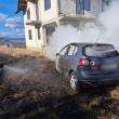 Autoturismul VW Golf incendiat