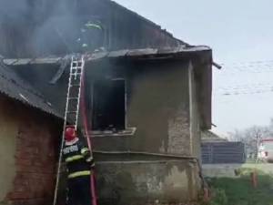 Incendiu la o casă din satul Petia, comuna Bunești