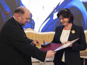 Larisa Blanari a primit Ordinul Mitropolit Anastasie Crimca la finalul emoționantului eveniment la care a vorbit Părintele Vlad Pimen