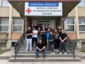Profesorul Bogdan Dumitriu și 15 elevi de la Colegiul „Mihai Băcescu” Fălticeni au organizat a doua campanie de donare de sânge din acest an școlar
