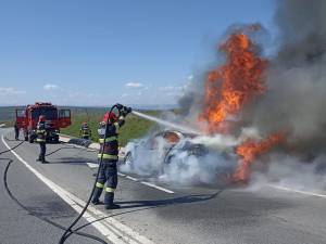 Un BMW Seria 3 a ars ca o torță pe șoseaua de centură a municipiului Suceava