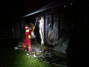 Anexa unei case s-a făcut scrum după ce a fost cuprinsă de flăcări