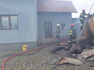 O casă bătrânească a ars violent lângă o casă nouă