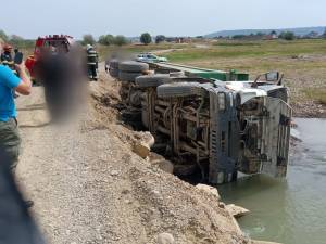 Camion răsturnat pe un pod provizoriu de la Slobozia Sucevei