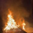 O casă a ars violent în toiul nopții în urma unei acțiuni intenționate