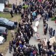 Mare cernită de oameni, la despărțirea de cei patru membri ai familiei Lăzărescu din Volovăț, uciși într-un cumplit accident rutier